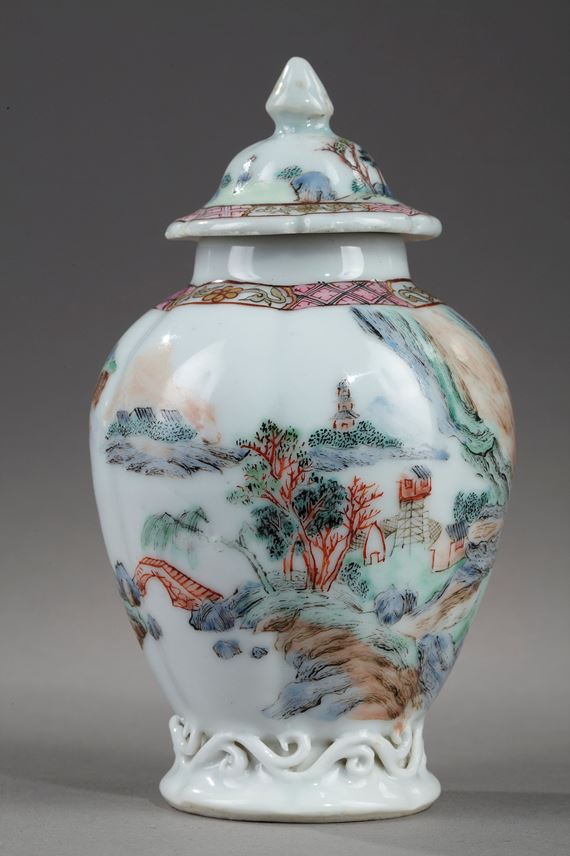 Tea caddy famille rose porcelain decorated with a landscape | MasterArt
